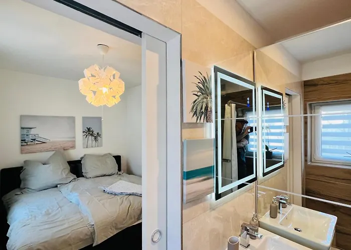 Central Designer 3 Room Apt With Terrace & Parking